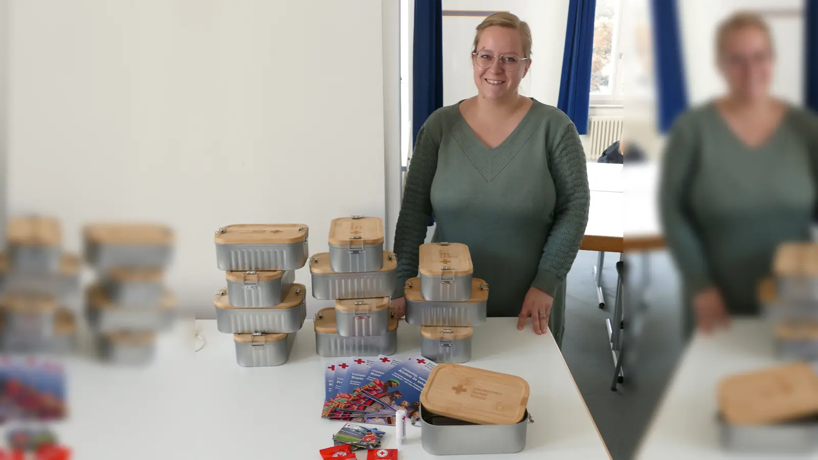 Am Ende des Ausbildungstages gab es von Julia Weinhart (zentrale Praxisanleiterin) noch Brotdosen für die Schülerinnen. (Foto: BRK Starnberg)