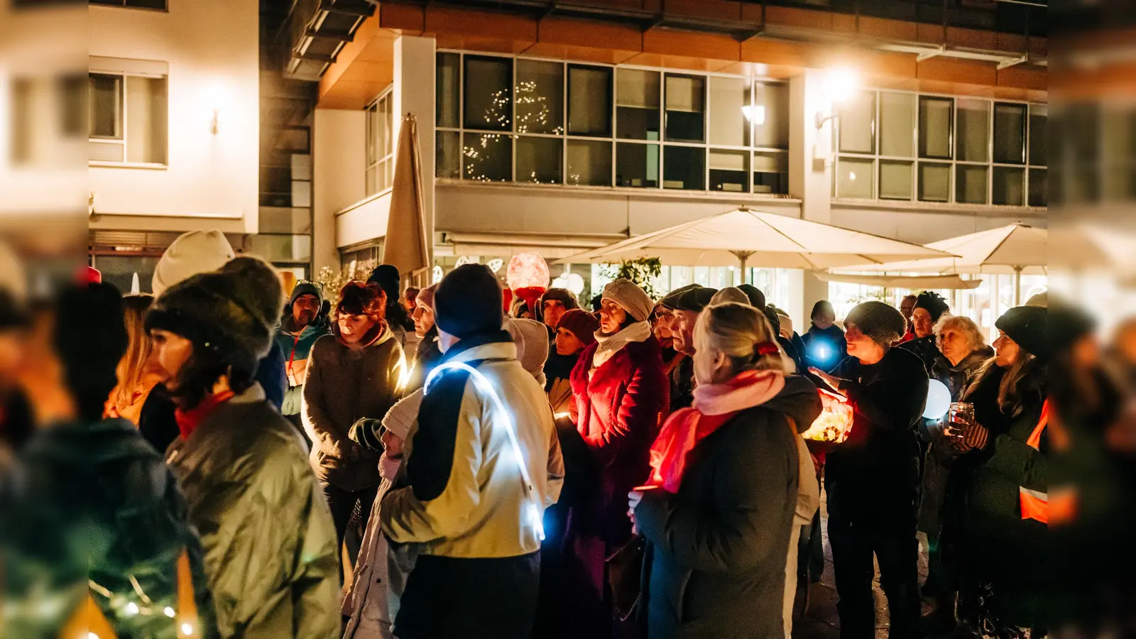 Auf dem Kirchplatz zeigten viele Menschen, dass sie demokratiefeindlichen Parteien und Organisationen entgegentreten und die bunte Vielfalt der Gesellschaft stärken. (Foto: Oliver Fliegel)