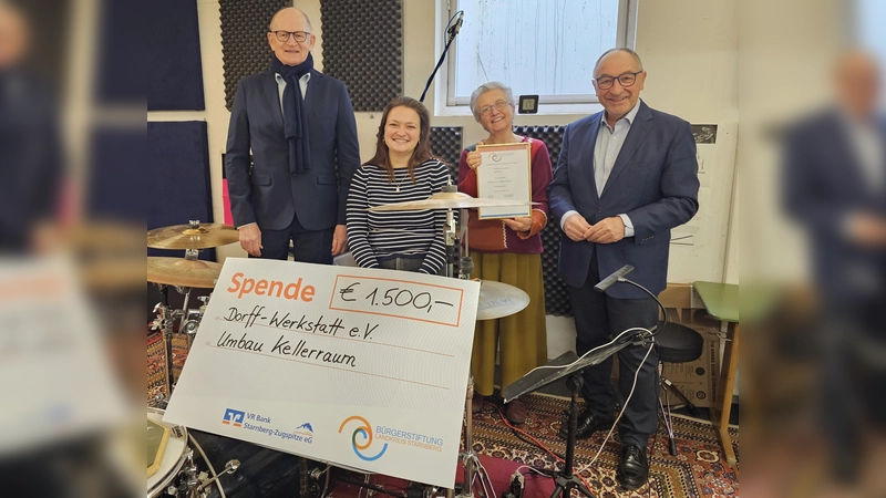 Freude bei der Spendenübergabe (v.l.): Johann Oberhofer (Bürgerstiftung), Maria Schüssel und Regine Schüssel (Dorff-Werkstatt) sowie Karl Roth (Bürgerstiftung). (Foto: Bürgerstiftung)