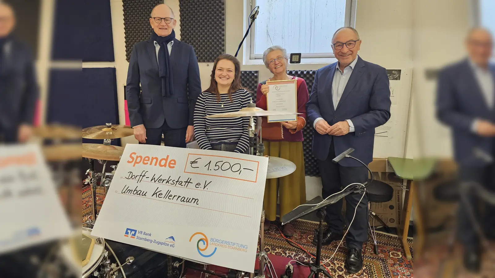 Freude bei der Spendenübergabe (v.l.): Johann Oberhofer (Bürgerstiftung), Maria Schüssel und Regine Schüssel (Dorff-Werkstatt) sowie Karl Roth (Bürgerstiftung). (Foto: Bürgerstiftung)