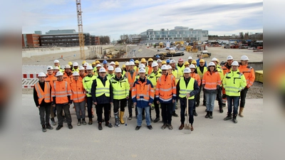 U-Bahn-Baustelle in Martinsried: „Wir liegen im Termin-, Zeit- und Kostenplan!“, sagten Hermann Nafziger und Dimitri Steinke. Im Bild sämtliche derzeit an der Baustelle tätige Beschäftigten. (Foto: us)