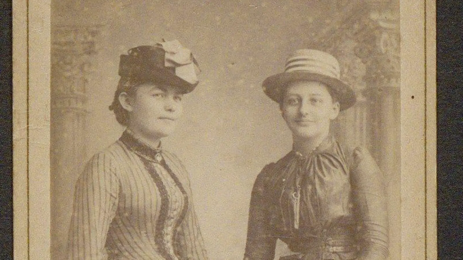 Doppelporträt von Franziska zu Reventlow (rechts) und Anna Petersen, aufgenommen 1890 im Fotostudio A. Duvez.  (Foto: Preetz, Münchner Stadtbibliothek / Monacensia, FR F 38-1)