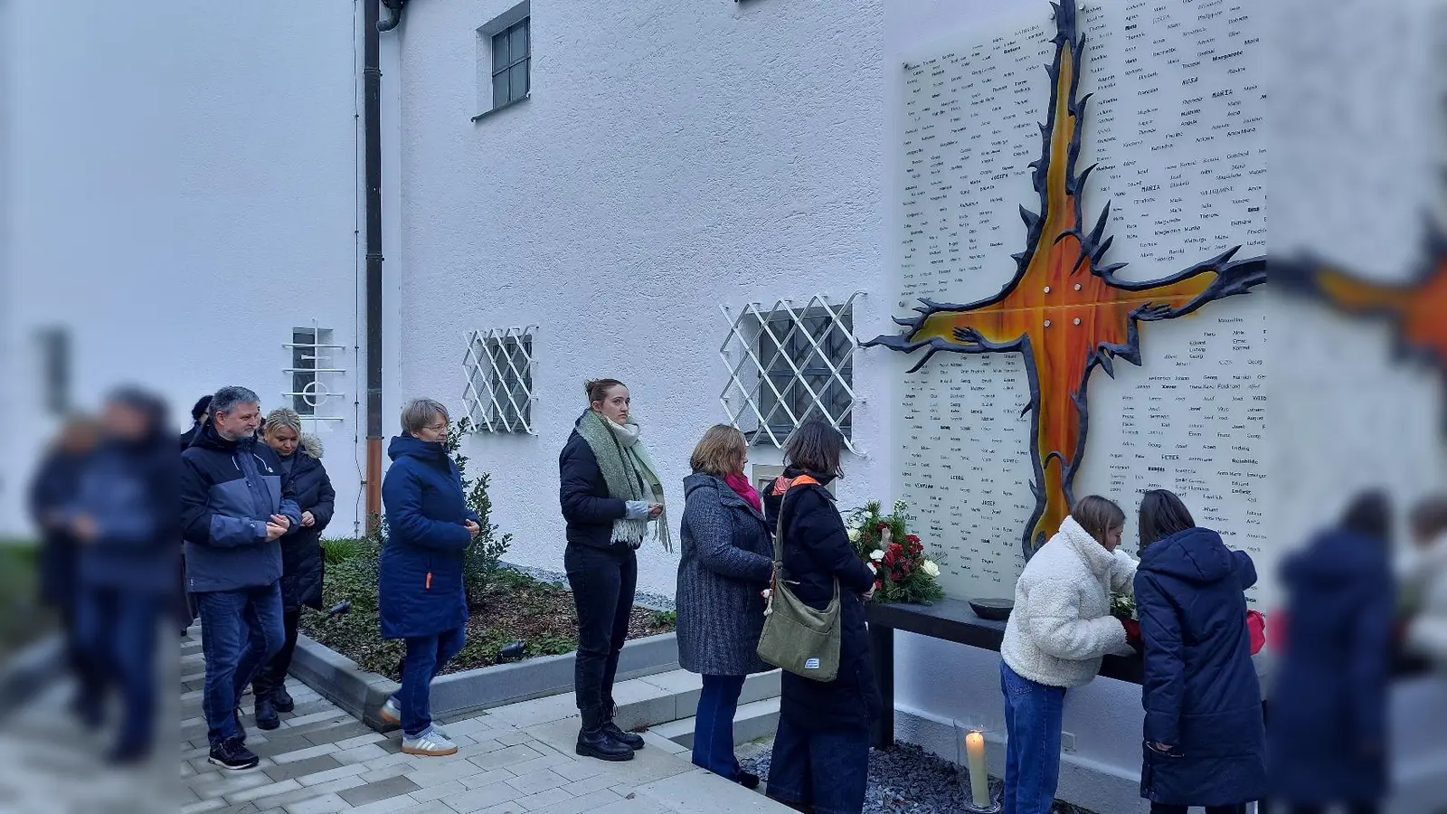Zum Abschluss der Gedenkfeier begaben sich alle Teilnehmenden zum Mahnmal für die <br>546 Schönbrunner Opfer.  (Foto: Frömer)