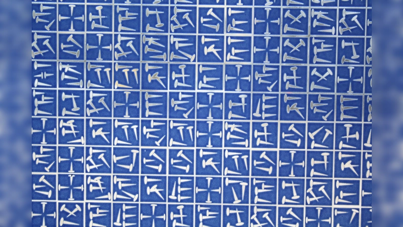 Jedes Quadrat in der Glasfläche der Tore entspricht einem Buchstaben im Alphabet. (Foto: job)