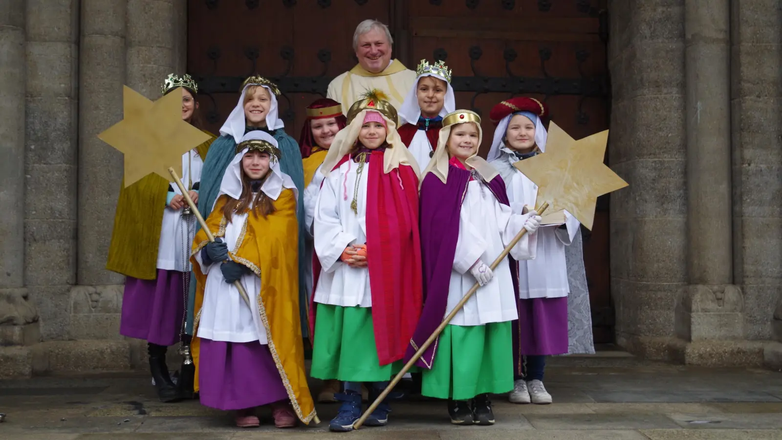 Acht Kinder zogen heuer von St. Rupert aus, nachdem sie den priesterlichen Segen von Pfarrer Christian Hermann erhalten hatten (hinten im Bild), um die Häuser zu segnen und Spenden zu sammeln. (Foto: Beatrix Köber)