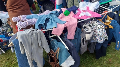 Wer sich für den Herbst günstig mit Kinderkleidung eindecken will, ist beim Flohmarkt von St. Michael genau richtig.  (Foto: bas)