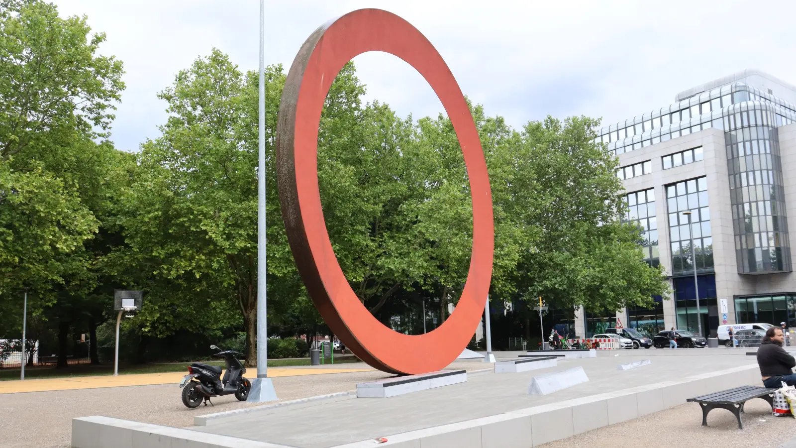 Der Platz mit dem Ring: Ein Gastro- und Kulturangebot wird in der aktuellen Saison am Karl-Stützel-Platz für buntes Leben sorgen.  (Foto: mha)