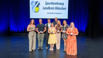 Das Cheerleading-Team Inferno vom TSV Haar wurde für seine sportlichen Leistungen von Landrat Christoph Göbel ausgezeichnet.  (Foto: Robert Kiderle)