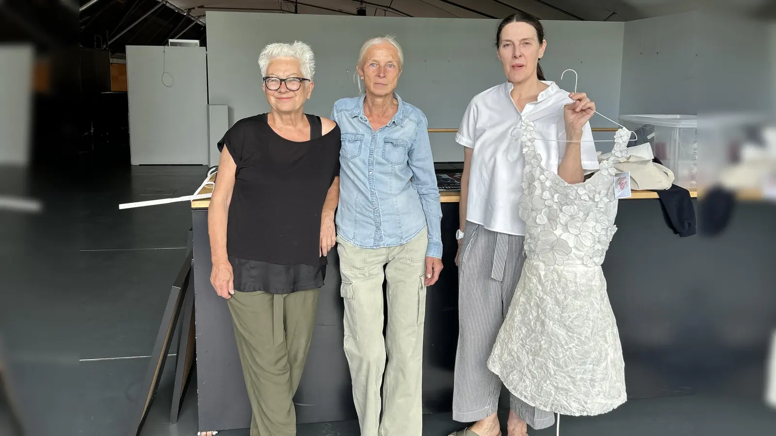 Stellen im PUC aus (v.l.): Barbara Zoller, Rita Kappl und Michaela Miller. (Foto: Kulturverein Puchheim e.V.)