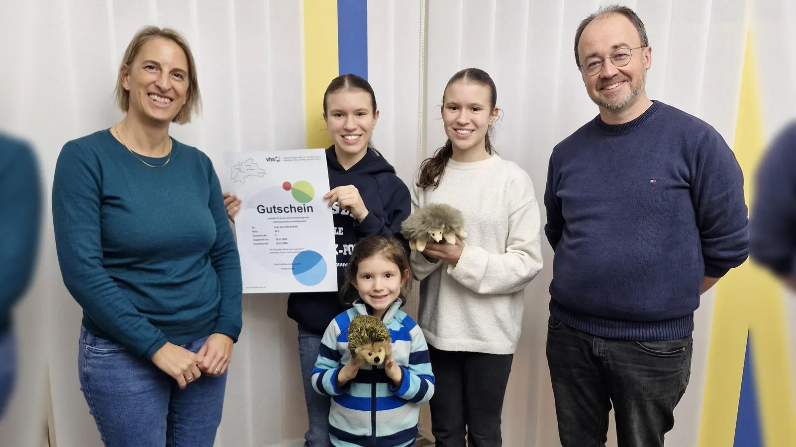 Freude über den Gewinn (von links): Kathrin Neulinger-Warneke (Leitung vhs Weilheim), Vroni mit ihren Schwestern und Marco Sailer (Leitung vhs Peißenberg).<br> <br>  (Foto: vhs)