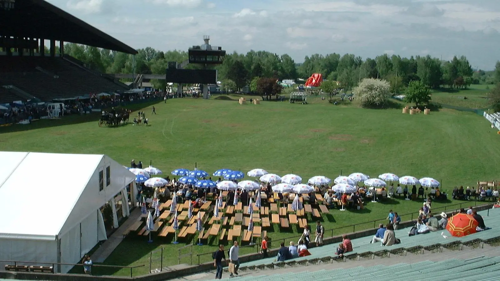 Die Olympia-Reitanlage wurde für die Spiele 1972 umfassend umgebaut und erweitert. Jetzt ist sie als Denkmalensemble geschützt. Die Haupttribüne (links) wurde allerdings 2008 abgerissen. (Archivbild: Olympia Reitanlagen GmbH)