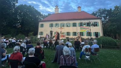 Die Wiese vor dem Pelkovenschlössl wird beim Sommertheater Bühne für eine geistreiche Komödie.  (Foto: Isabel Metzger)