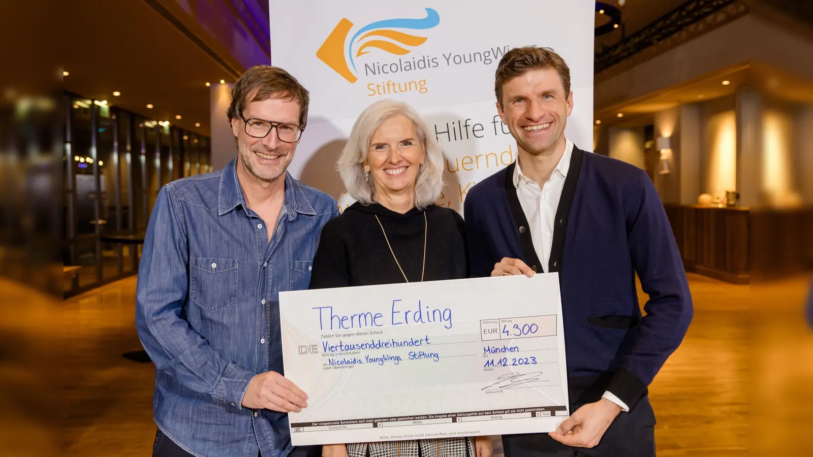Erfreute Gesichter bei der Scheckübergabe mit Marcus Maier, Karin Neumeier und Thomas Müller (v.l.) (Foto: Therme Erding)