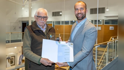 Jochen Purzer aus Herrsching (l.) und Geschäftsbereichsleiter Christopher Kühner bei der Übergabe des Ehrenzeichens in Gold. (Foto: Landratsamt Starnberg)
