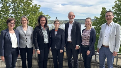 Trafen sich zum Austausch (v.l.): Christine Loibl (Vorständin vhs StarnbergAmmersee), Julia von Westerholt (DVV-Verbandsdirektorin), Ute Eiling-Hütig (bvv-Präsidentin), Annegret Kramp-Karrenbauer (DVV-Präsidentin), Martin Ecker (bvv-Aufsichtsratsvorsitzender und Managementdirektor der Münchner vhs), Regine Sgodda und Christian Hörmann (beide bvv-Vorstand). (Foto: Emely Richter, vhs StarnbergAmmersee )