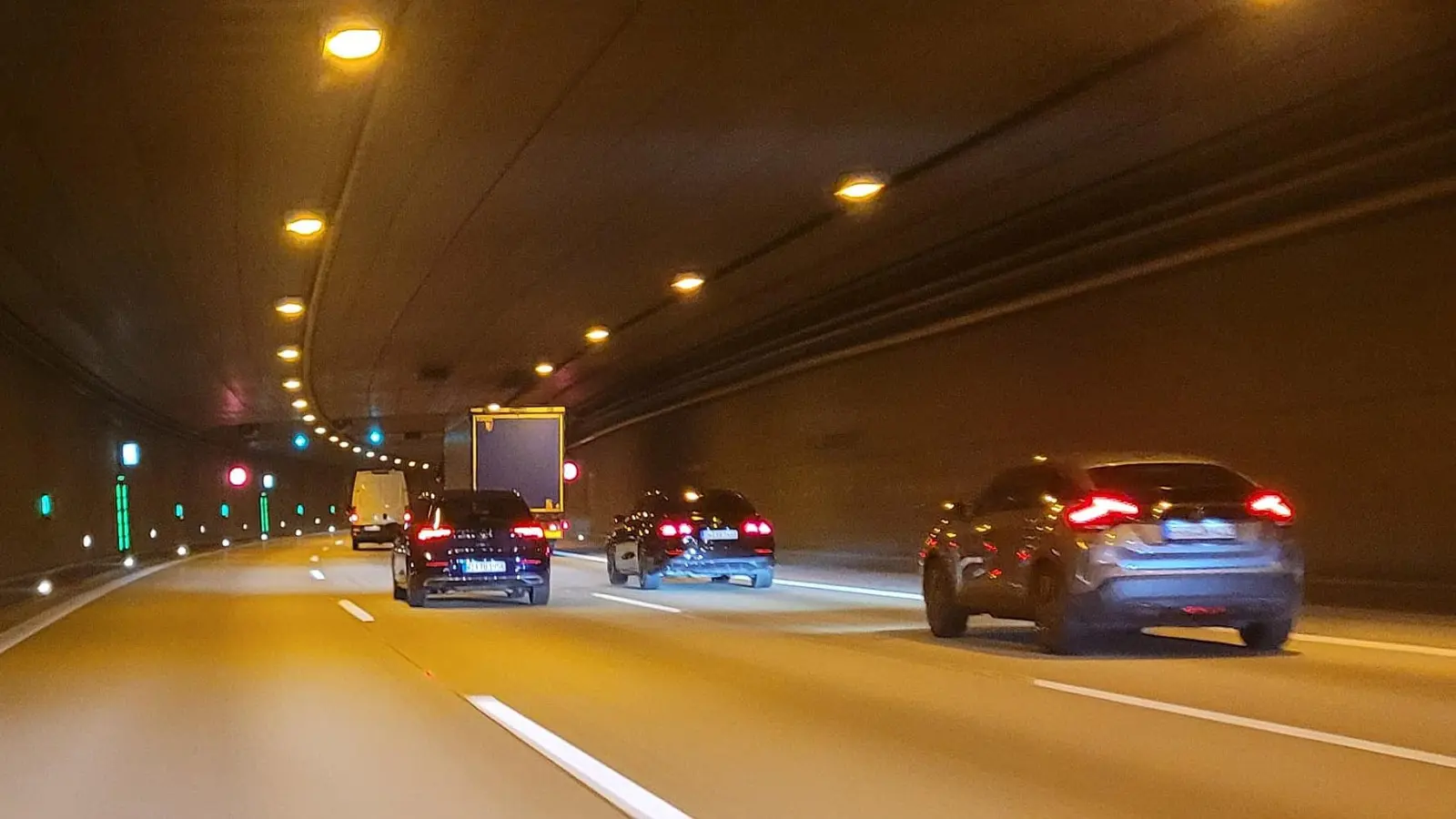 Nadelöhr Allacher Tunnel: Über 50 Maßnahmen zur Verbesserung der Verkehrssituation während der Sanierung wurden durch Gutachter untersucht. Zwölf davon wurden zur Umsetzung empfohlen. Die Einrichtung von Fahrgemeinschaftsspuren ist nicht darunter. (Foto: db)