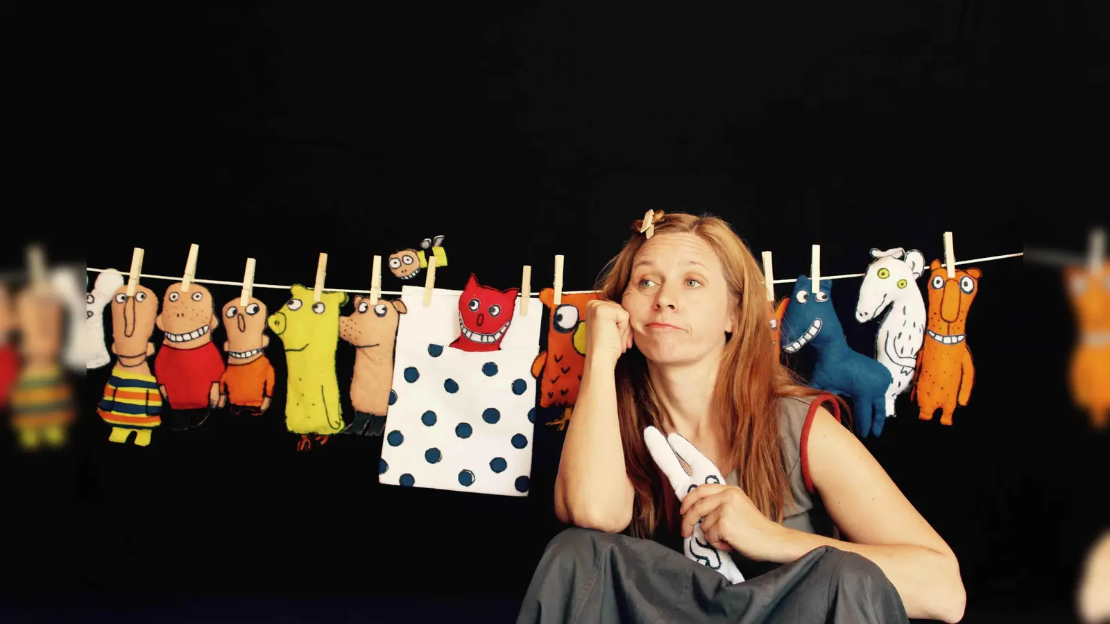 „Eins zwei drei Tier” zählt die Schauspielerin des Theaters Mär aus Hamburg den jungen Festval-Besuchern vor. Kinder von zwei bis vier Jahren erleben das bekannte, gleichnamige Kinderbuch als rhythmisches Reimtheater. (Foto: Sarah Hieber)