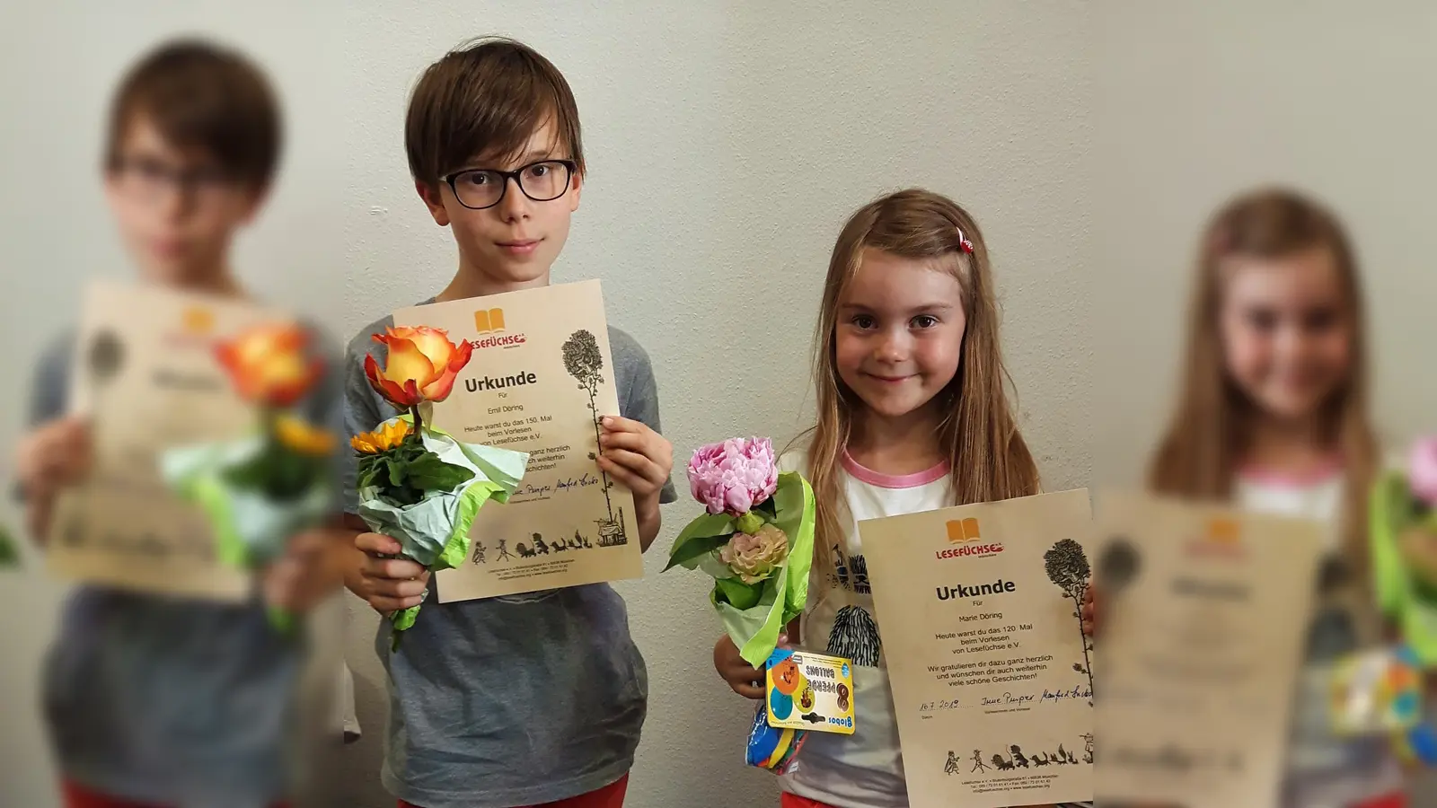 Der zehnjährige Emil Döring und seine Schwester Marie wurden jetzt in der Stadtbibliothek Schwabing von den Lesefüchsen für vier, beziehungsweise drei Jahre regelmäßige Besuche der Vorlesestunde geehrt.  (Foto: Lesefüchse e.V.)