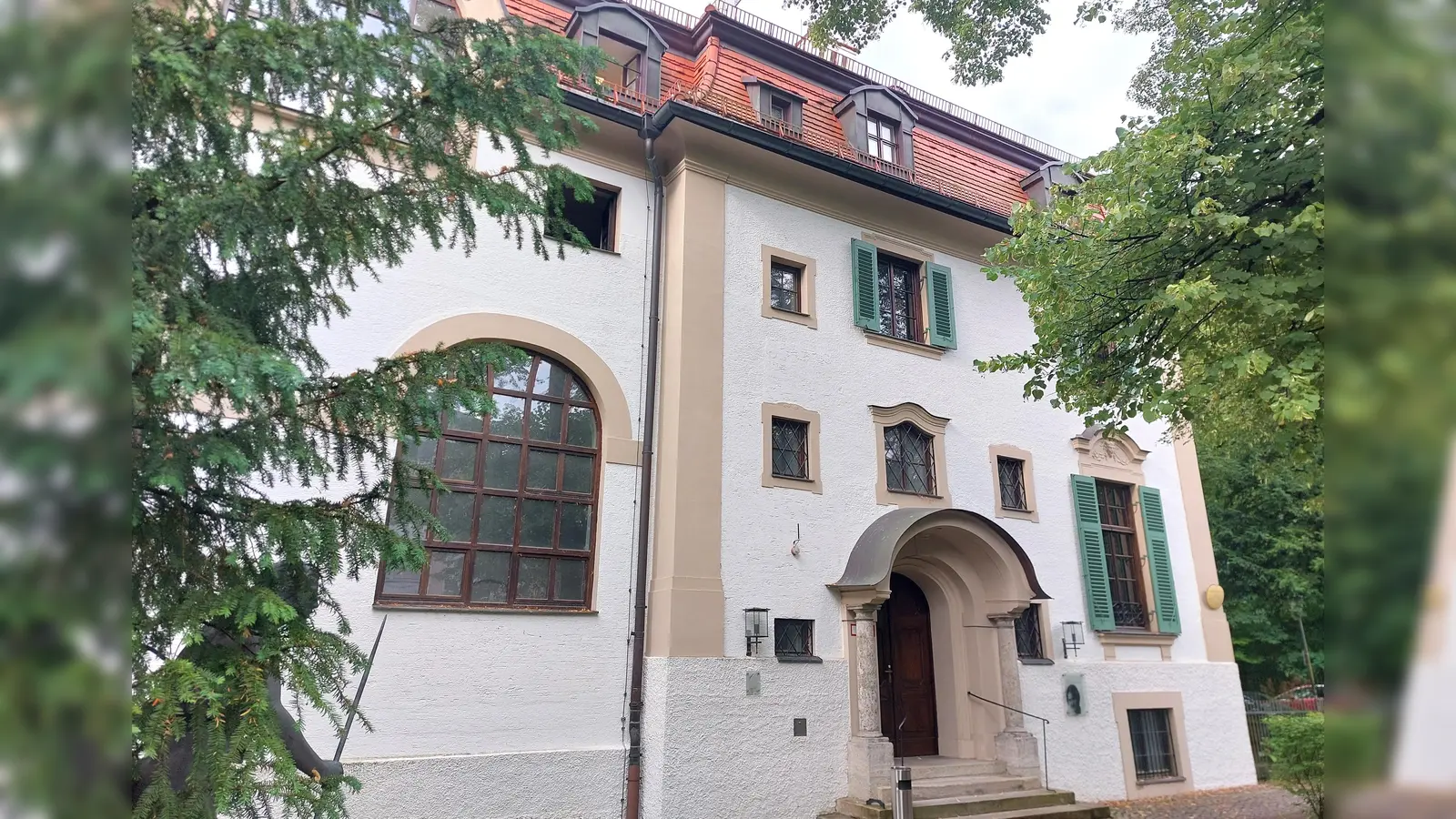 Die Monacensia im Hildebrandhaus, das Literaturarchiv der Stadt München, zeigt die Ausstellung „Literatur &amp; Haltung“ über Rachel Salamander bis März 2028. (Foto: bas)