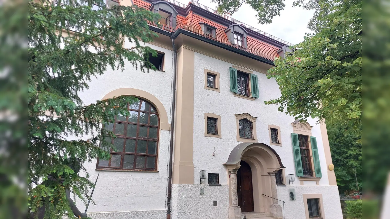 Im Hildebrandhaus an der Ecke Siebertstraße/Maria-Theresia-Straße sitzt die Monacensia, das Literaturarchiv der Stadt München. (Foto: bas)