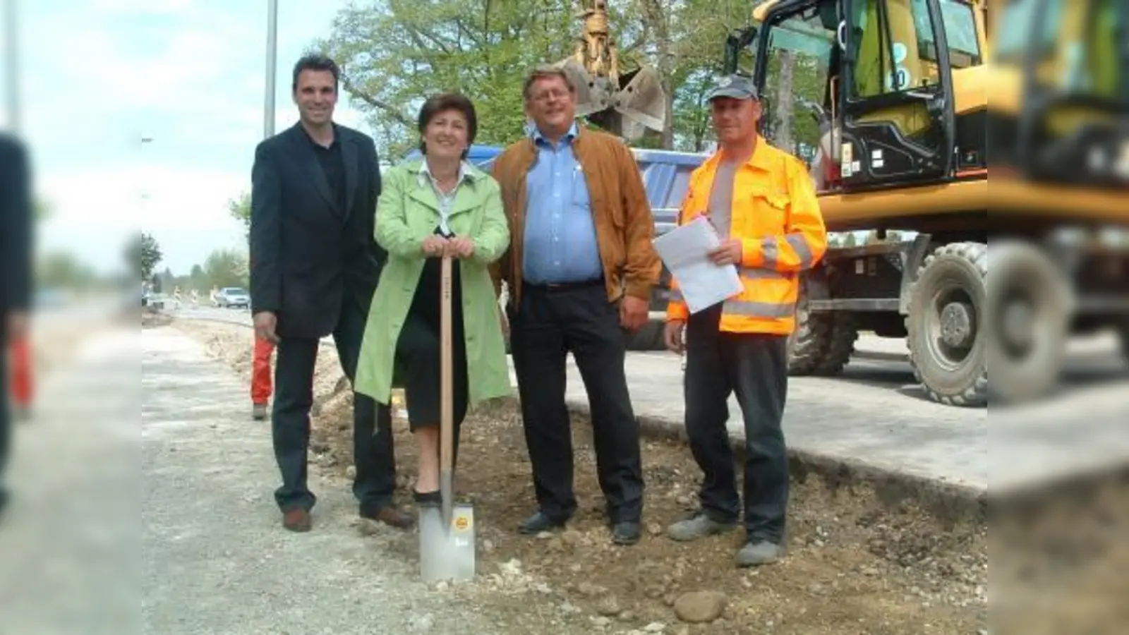 Spatenstich in der Pentenrieder Straße: v.l. Bauamtsleiter Michael Kuch, Bürgermeisterin Christine Borst, Planer Robert Haas und der Polier der ausführenden Firma Klaus, Dieter Mesek. (Foto: bb)