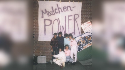 Mädchen*fest 1985, das gleichzeitig die Tagung zum 6. Jugendbericht war, auf dem die IMMA und der Mädchen*treff Mädchenpower gegründet wurden. Die Mädchen* auf dem Bild sind aus der Mädchen*gruppe des Jugendzentrums, in dem Hanne Güntner gearbeitet hat. (Foto: IMMA)