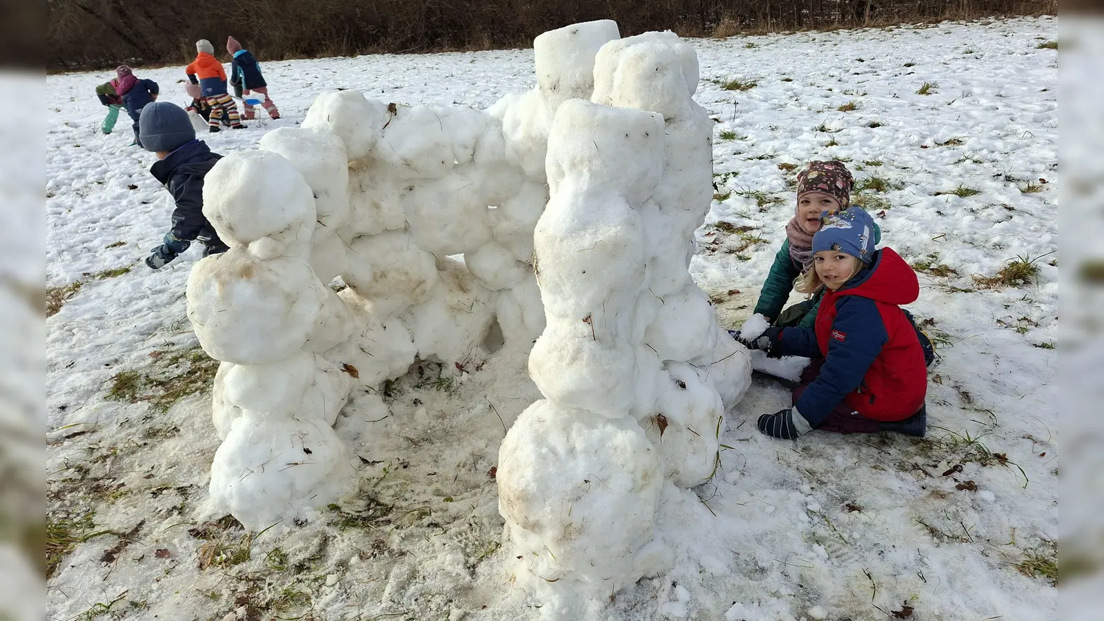 Gemeinsam haben die Waldwichtl ein Iglu gebaut. (Foto: Naturkindergarten Waldwichtl )