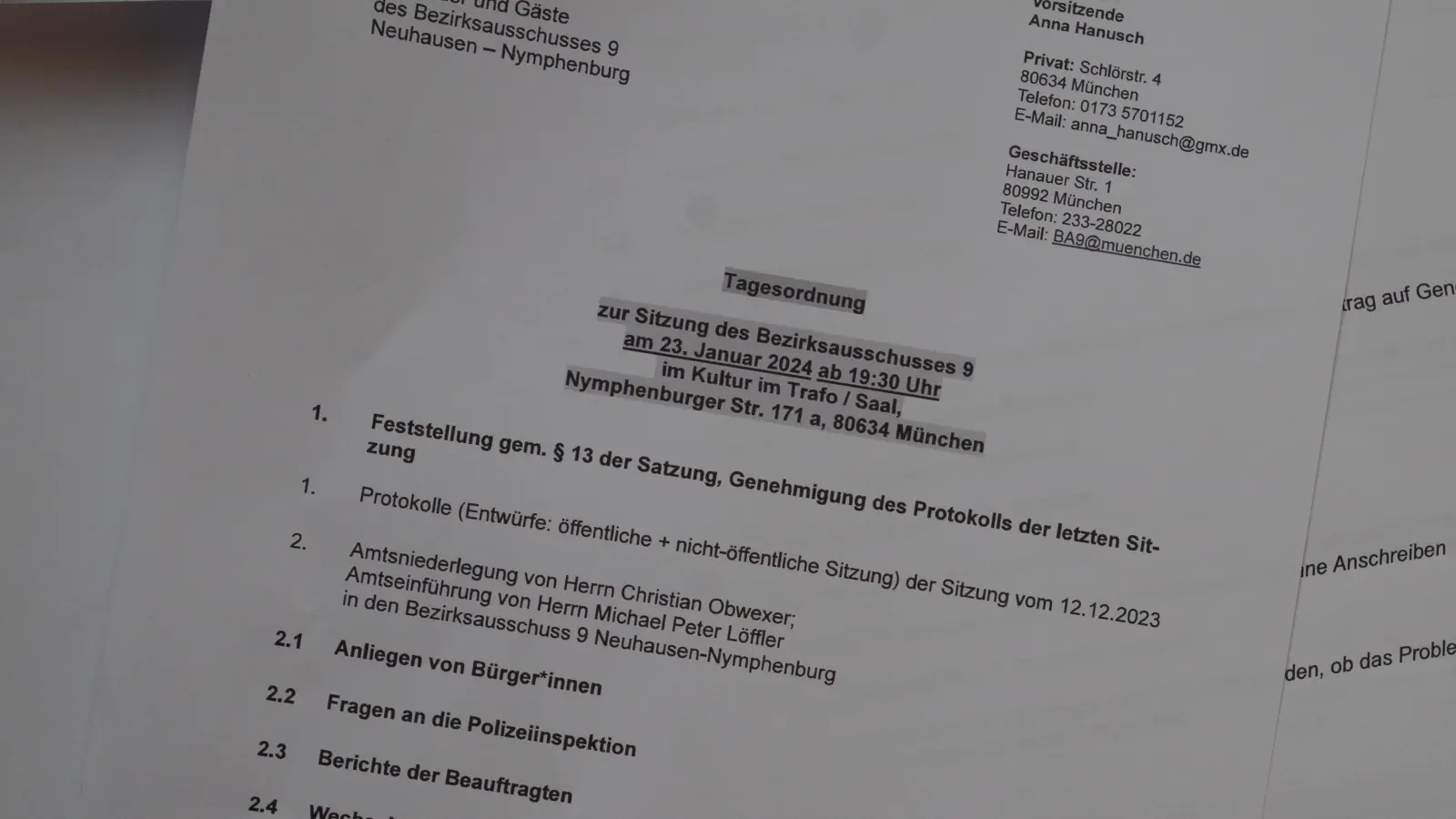 Der Bezirksausschuss tagt einmal im Monat im Trafo. Die aktuelle Tagesordnung zur öffentlichen Sitzung können Bürger in den Schaukästen oder auf der BA-Homepage einsehen. (Foto: Beatrix Köber)