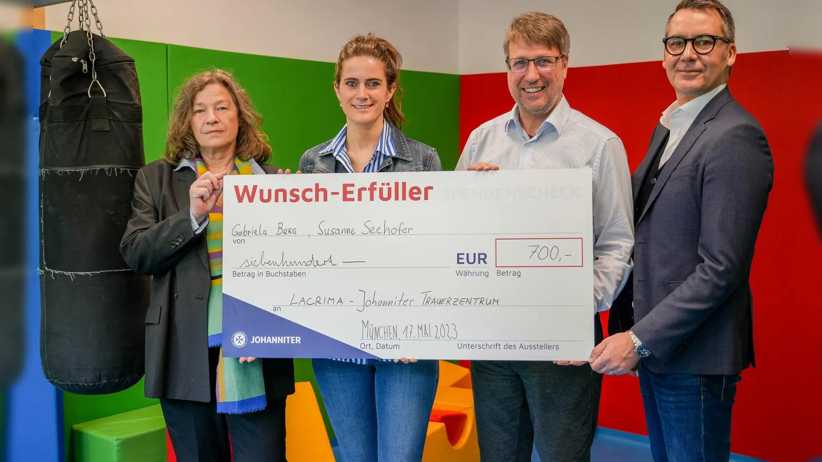 Gabriela Berg (links) und Susanne Seehofer übergeben die Spende in Höhe von 700 Euro an Lacrima-Leiter Tobias Rilling und den Spenderbetreuer Raphael Melcher (rechts) von den Johannitern. (Foto: Johanniter/Bieber)