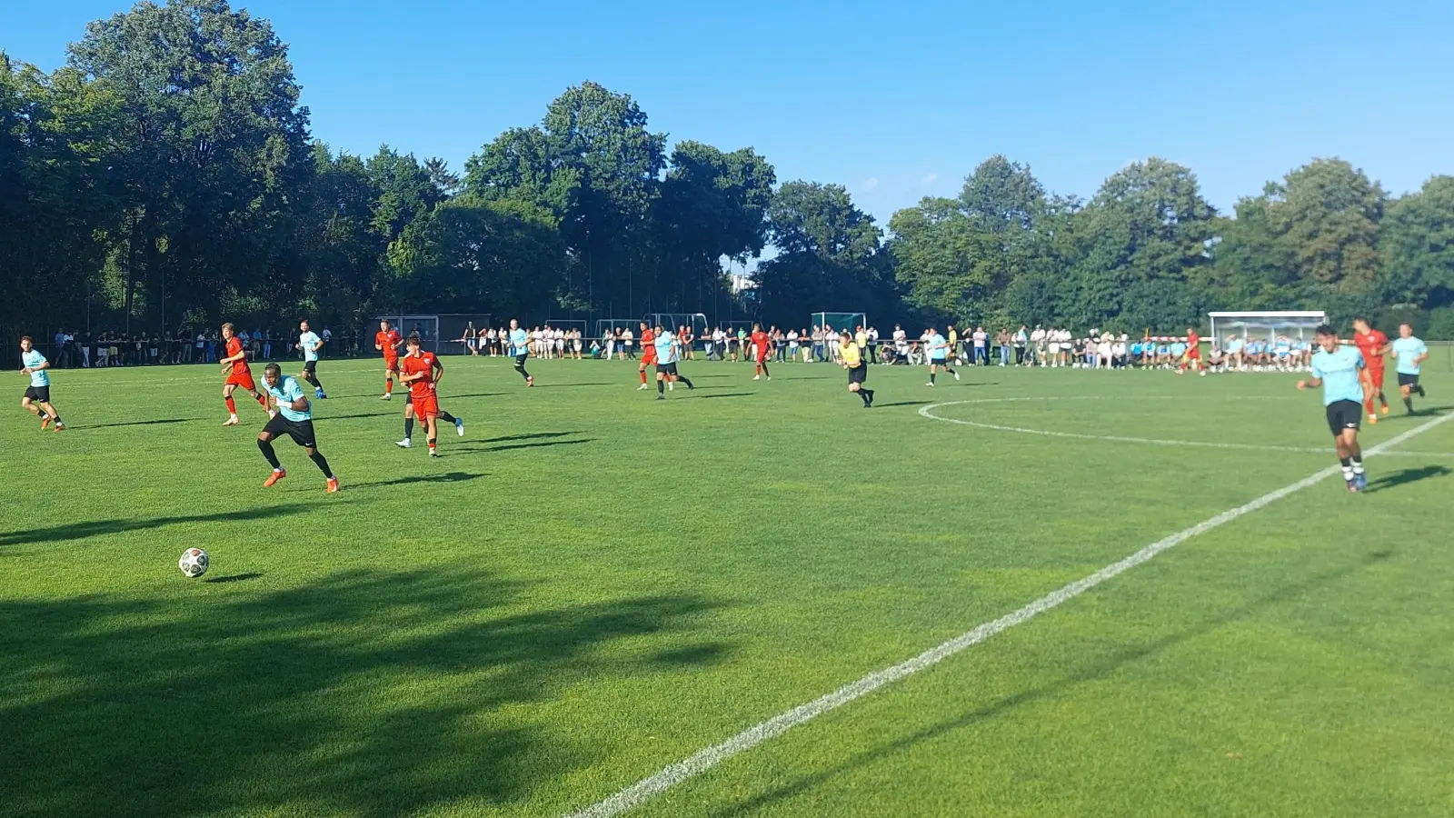 Wird auf der Bezirkssportanlage Ebereschenstraße bald Landesliga gespielt? Der SV Nord Lerchenau führt aktuell die Bezirksliga Oberbayern Nord an. (Archivbild: bas)