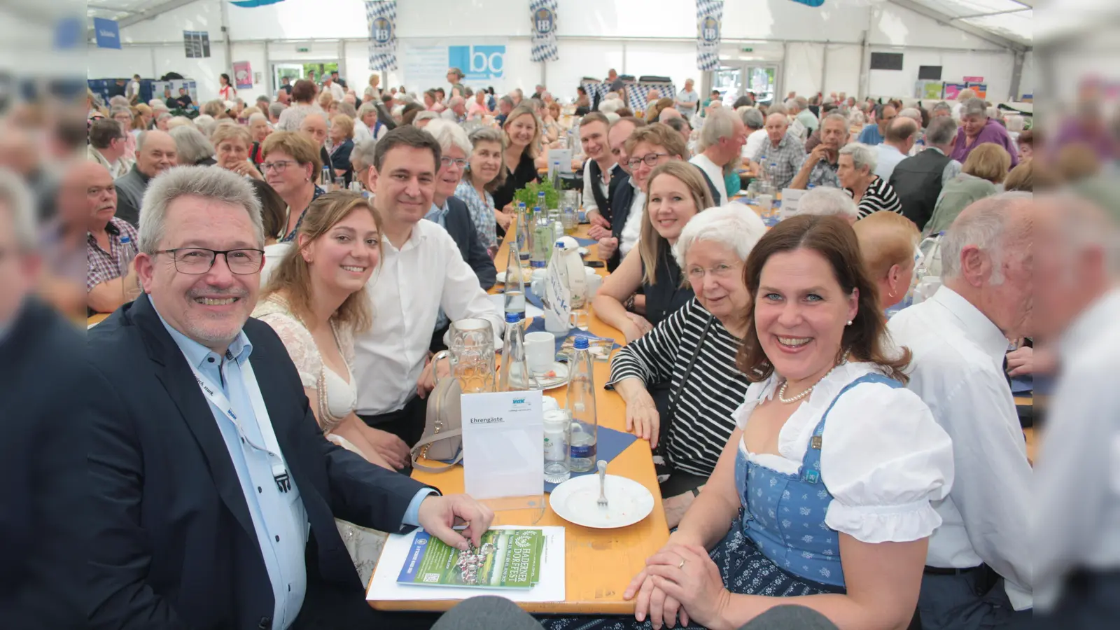 Beim sozialpolitischen Nachmittag des VdK: Robert Köster (Vorsitzender des VdK-Ortsverbands Hadern-Neuried), Karoline Weishäupl (komm. Vorsitzende des VdK-Kreisverbandes München), MdL Georg Eisenreich, VdK-Landesgeschäftsführer Michael Pausder (links von vorne) mit Münchens Sozialbürgermeisterin Verena Dietl, VdK-Ehrenpräsidentin Ulrike Mascher, VdK-Kreisgeschäftsführerin Sina Grefe, MdL Katja Weitzel und MdB Sebastian Roloff (rechts von vorne). (Foto: job)