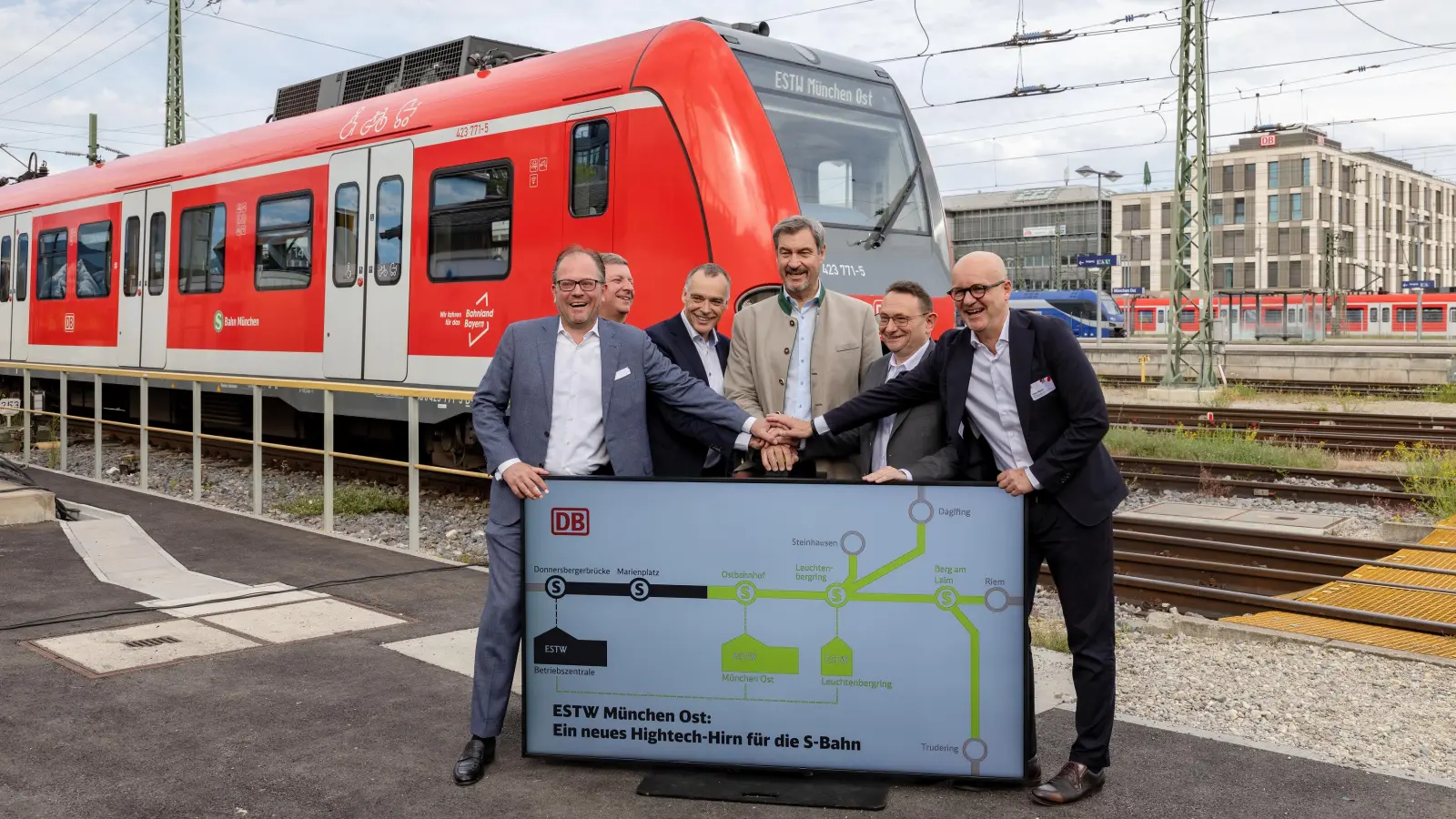 Von links: Stadtrat Manuel Pretzl, Verkehrsminister Christian Bernreiter, Berthold Huber (DB-Infrastrukturvorstand), Ministerpräsident Markus Söder, Ulrich Lange (Parlamentarischer Staatssekretär beim Bundesminister für Verkehr) und Heiko Büttner (DB-Konzernbevollmächtigter für den Freistaat Bayern). (Foto: Deutsche Bahn AG/Thomas Kiewning )