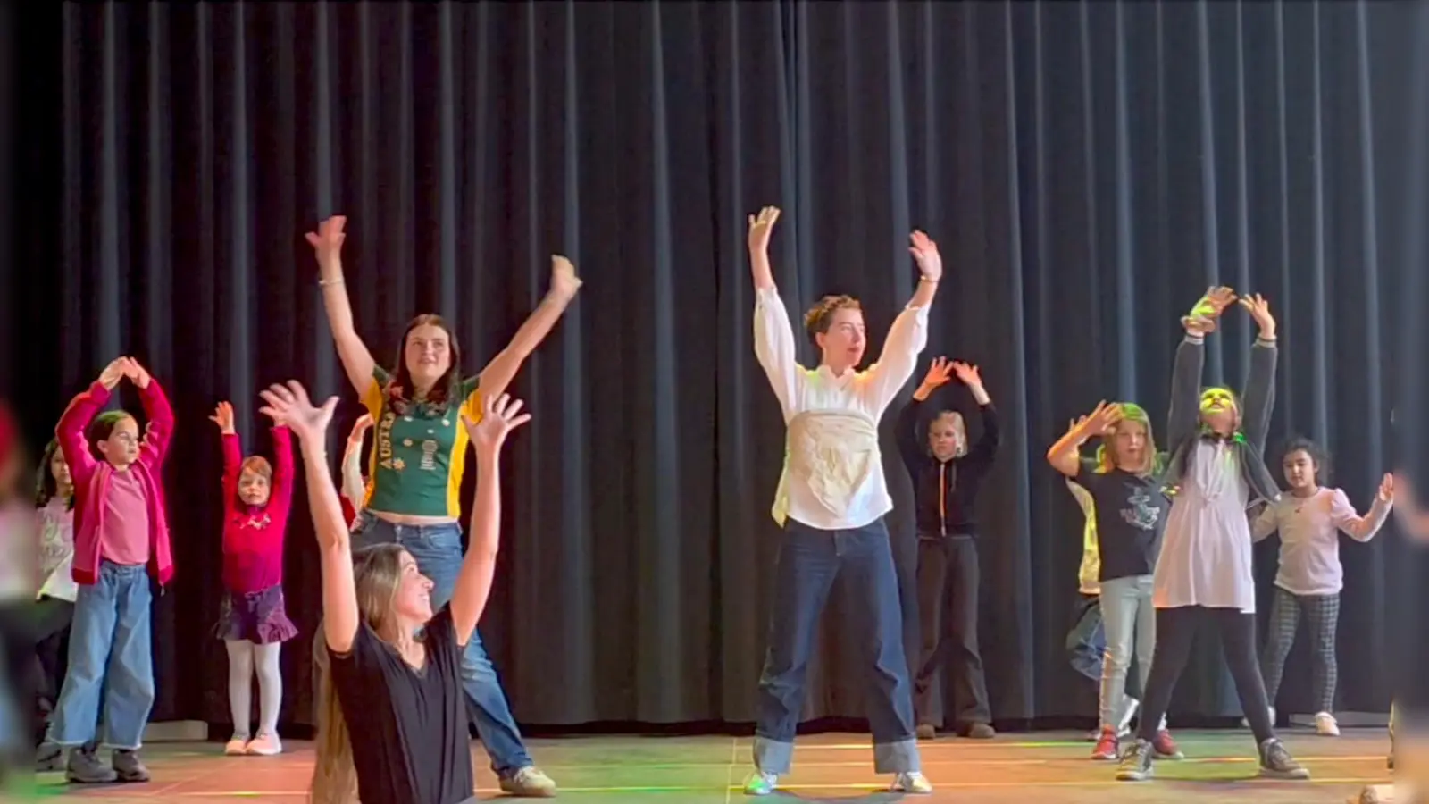 Viel Spaß bei den Proben haben die Kinder und Jugendlichen aus Milbertshofen und Umgebung. Die Premiere von „Honk! – Anders als der Rest...” ist am 9. Mai.  (Foto: Kulturhaus Milbertshofen)