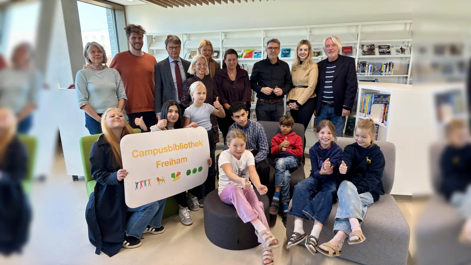 Die Freihamer Schulbibliothek ist eröffnet: Susanne Zitzelsberger, Felix Weuthen, Thomas Schranner, Judith Schneider, Susanne Leogrande, Eva Wobido, Sebastian Pöllmann, Jenna Neumann und Günter Hermeler mit Schülersprechern der vier Schulen. (Foto: Ulrike Seiffert)