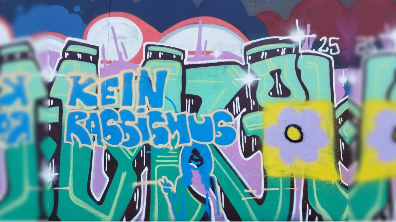 Mit einem Plakat gegen Rassismus: Dieses Werk ist im Guardini90 zu sehen. (Foto: Mädchentreff Blumenau)