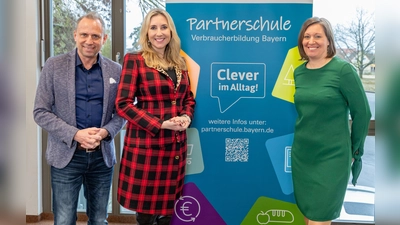 Der bayerische Verbraucherschutzminister Thorsten Glauber, die bayerische Kultusministerin Anna Stolz und die Landesvorsitzende des VerbraucherService Bayern, Eva Fuchs (von links). (Foto: 2026 Fabian Gebert, StMUK)