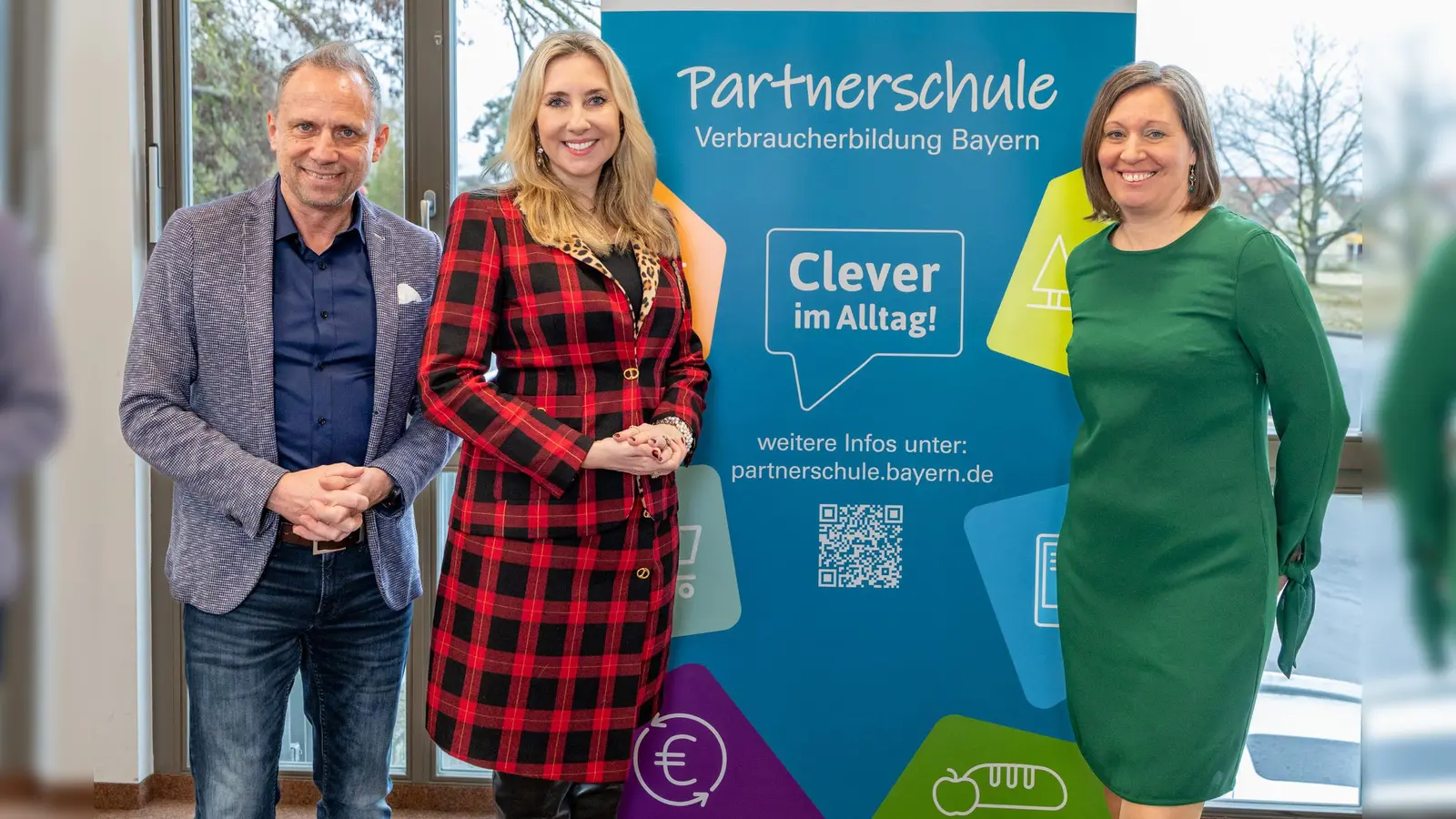 Der bayerische Verbraucherschutzminister Thorsten Glauber, die bayerische Kultusministerin Anna Stolz und die Landesvorsitzende des VerbraucherService Bayern, Eva Fuchs (von links). (Foto: 2026 Fabian Gebert, StMUK)