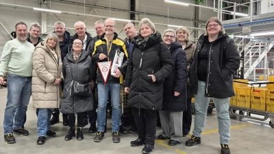 Die Delegation der Upfer Buam und Madl im Briefzentrum Germering. (Foto: SC)