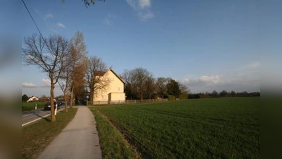 Tolle Lage, schönes Grundstück: Das denkmalgeschützte Haus in der Lochhausener Straße 21 steht seit sechs Jahren leer. Nun fand sich mit Initiative für ein Montessori-Kinderhaus ein Interessent, der gerne sehr bald einziehen möchte. (Foto: US)