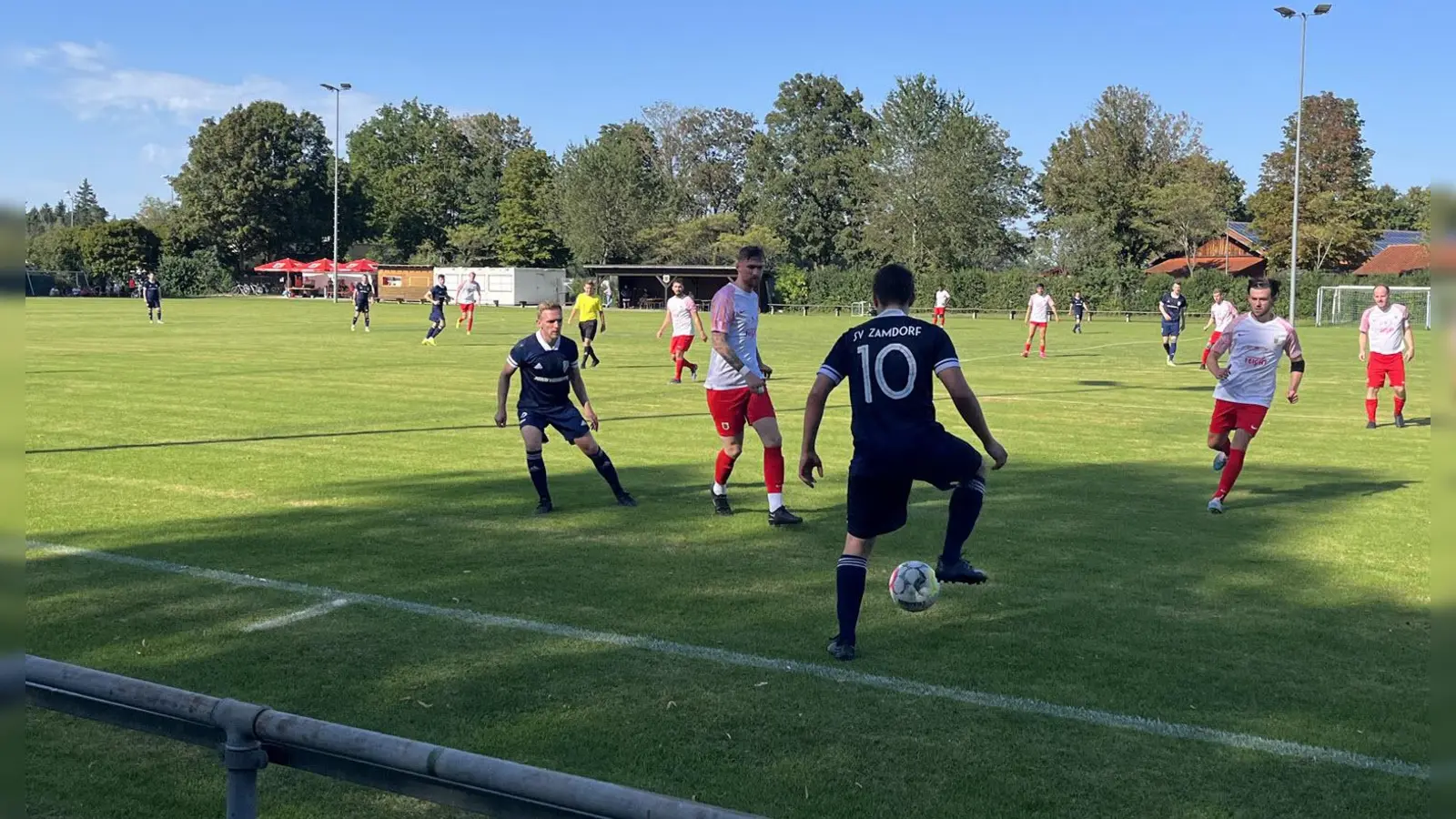 Der SV Zamdorf (dunkel) ist bei der SpVgg Höhenkirchen optimal in die neue Kreisligasaison gestartet. (Foto: Verein)