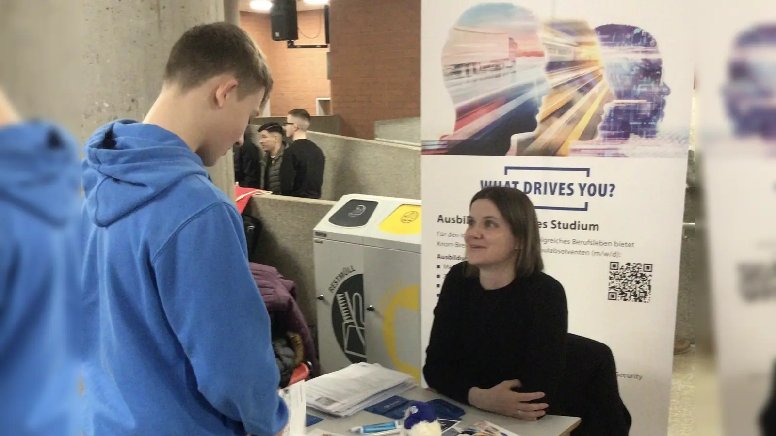 Kilian Lehner (Klasse 9 c) informierte sich am Berufsinformationstag der <br>Carl-von-Linde-Realschule u. a. am Stand von Knorr-Bremse.<br> (Foto: CvL-Realschule / Steffen Paszkowski)