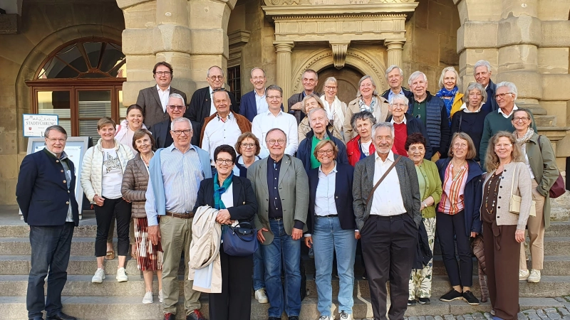 Die rotarische Gruppe vor dem Rothenburger Rathaus. (Foto: Rotary Club)