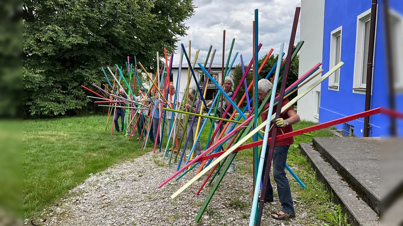 Freuen sich auf die Jahresausstellung: einige der Künstlerinnen und Künstler von KSR mit ihrem farbenfrohen Gesamtkunstwerk. (Foto: KSR)