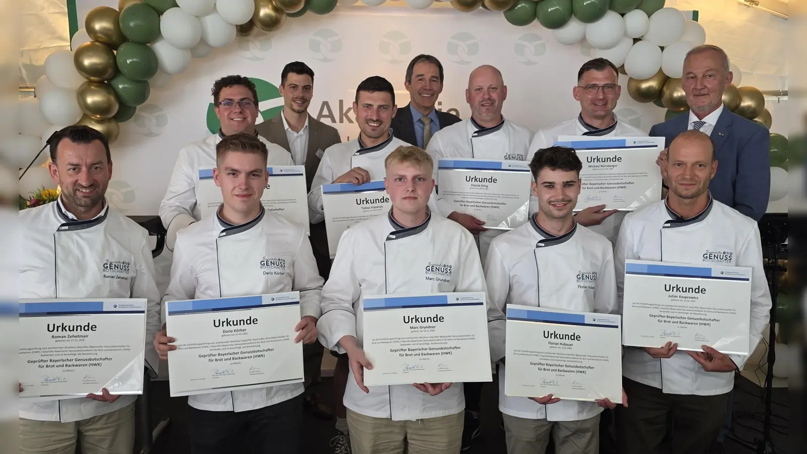 Die ersten Bayerischen Genussbotschafter (1. Reihe v.l.): Roman Zehetmair, Dario Körber, Marc Grundner, Florian Hubauer, Julian Kasporwicz sowie (2. Reihe v.l.) Simon Oppel, Tobias Friedrich, Patrick Elting, Michael Nürnberger, Günter Wagner (Landesinnungsmeister) und (3. Reihe v.l.) Daniel Wolf (Akademieleiter) sowie Heinrich Traublinger jun. (Ehrenlandesinnungsmeister). (Foto: Marianne Wagner)