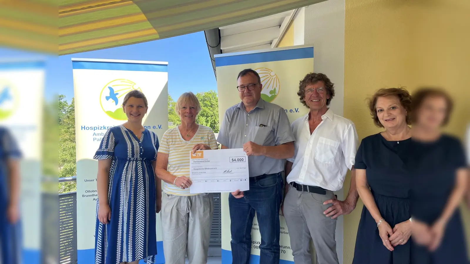 Bei der Scheckübergabe für den Hospizkreis: (v.l.): Magdalena Eham, Ursula Mayer, Dr. Markus Hardi, Gerhard Juse und Martina Neldel.<br> (Foto: Monica Bauer)