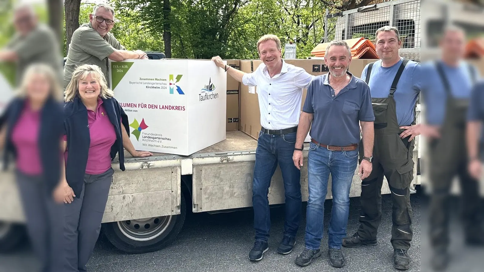 Die Pflanzkübel wurden bereits an die Gemeinden verteilt. Von links: stellvertretende Landrätin Annette Ganssmüller-Maluche, Thorsten Guhlke, Kirchheims Bürgermeister Stephan Keck und die Mitarbeiter des Bauhofs Kirchheims, Leiter Bernhard Kaußner und Stefan Hornburger. (Foto: privat)