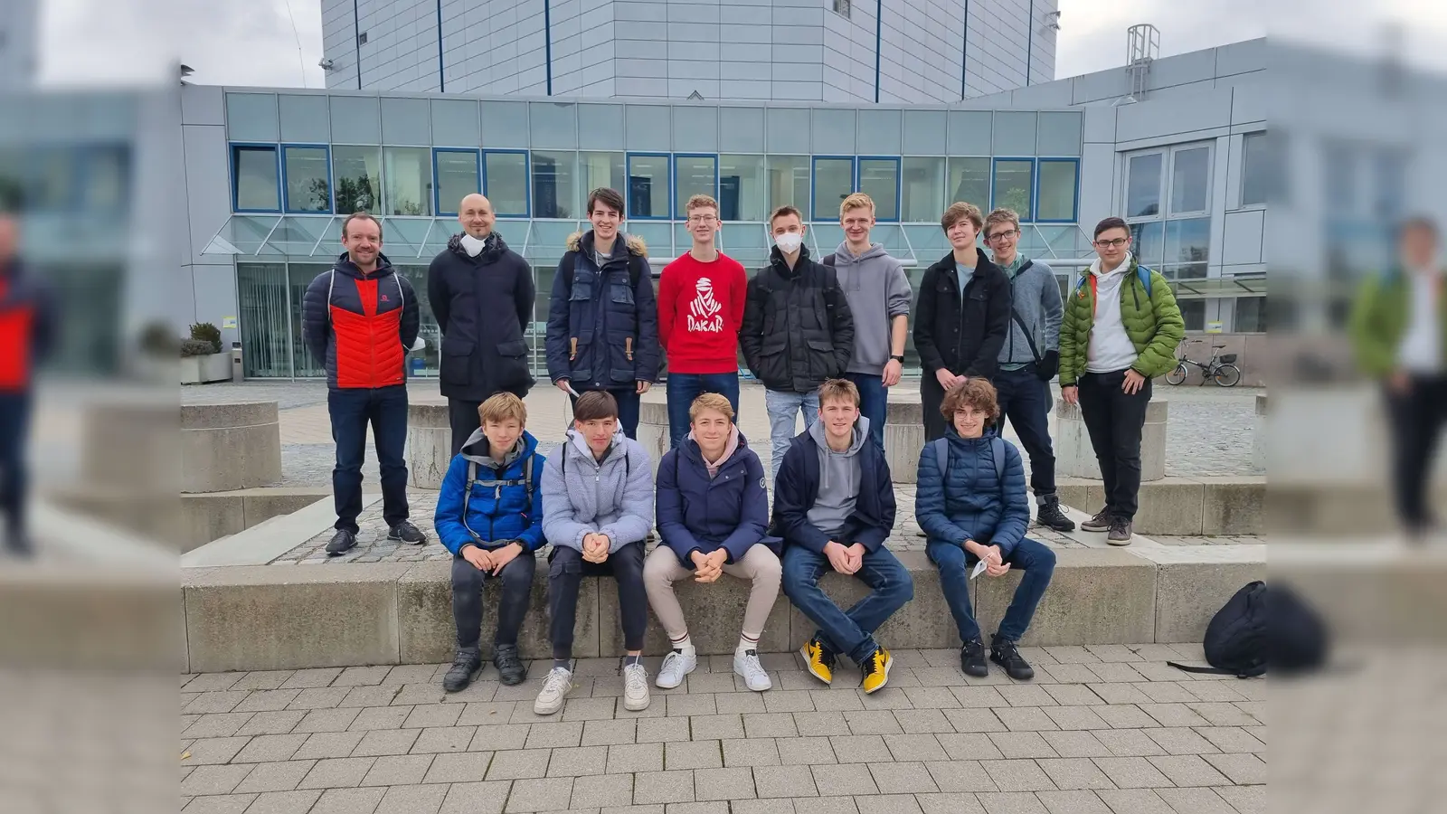 Das TUM-Kolleg am Gautinger Gymnasium bietet maximal 15 Schülern, ins wissenschaftliche Arbeiten an der TU München einzutauchen. V.l. die verantwortlichen Lehrer Frederik Heidegger und Markus Stöckle mit Kollegiaten vor der TU in Garching. (Foto: TUMKolleg)