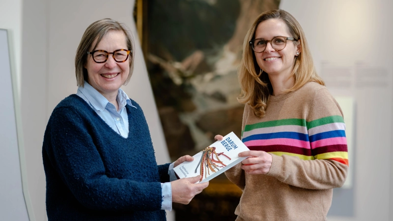  Constanze Hampp (rechts) übernimmt die Leitung des Alpinen Museums von Friederike Kaiser. (Foto: DAV / Julian Rohn)