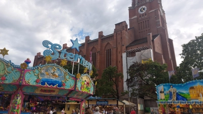 Die Auer Dult bietet Fahrgeschäfte, kulinarische Schmankerl und Produkte aller Art. (Archivbild: bas)
