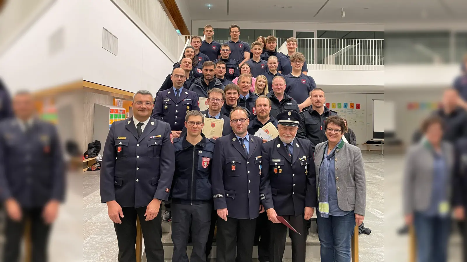 Aufstellen zum Gruppenbild in der Aula der Realschule mit Gautings Bürgermeisterin Brigitte Kössinger. (Foto: FW Gauting)
